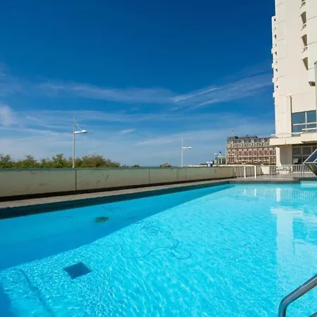 Elegant Studio, 2-4 People, Wifi, Pool, Parking Apartman